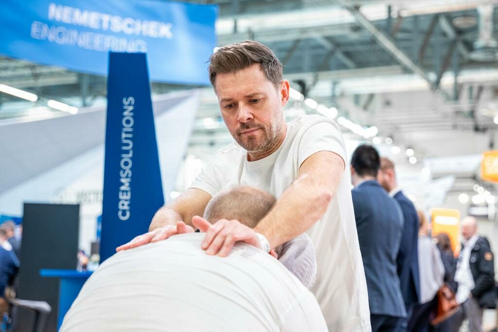 Mitten im Geschehen – mitten am Menschen. Bei Gesundheitsevents behandelt Raimund Roth regelmäßig Besucher direkt vor Ort – professionell, diskret und wirkungsvoll.
© ROTHATION 