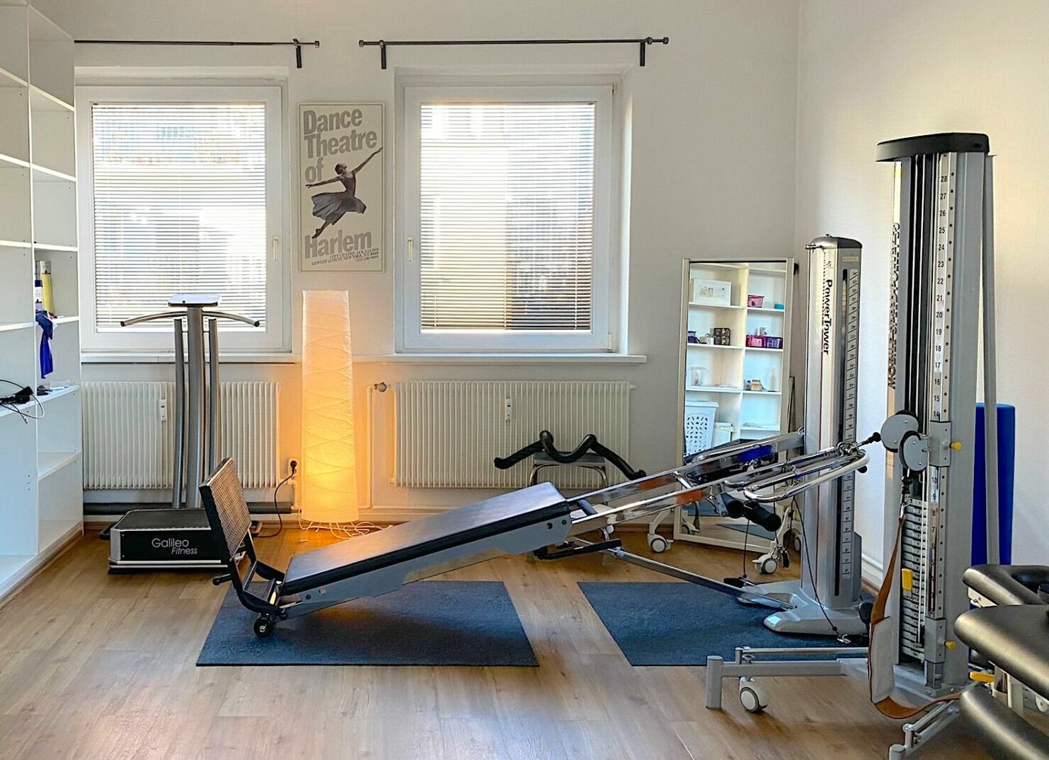 Bewegung mit System: Der lichtdurchflutete Trainingsraum unterstützt Patient:innen dabei, Kraft, Koordination und Vertrauen in den eigenen Körper zurückzugewinnen.