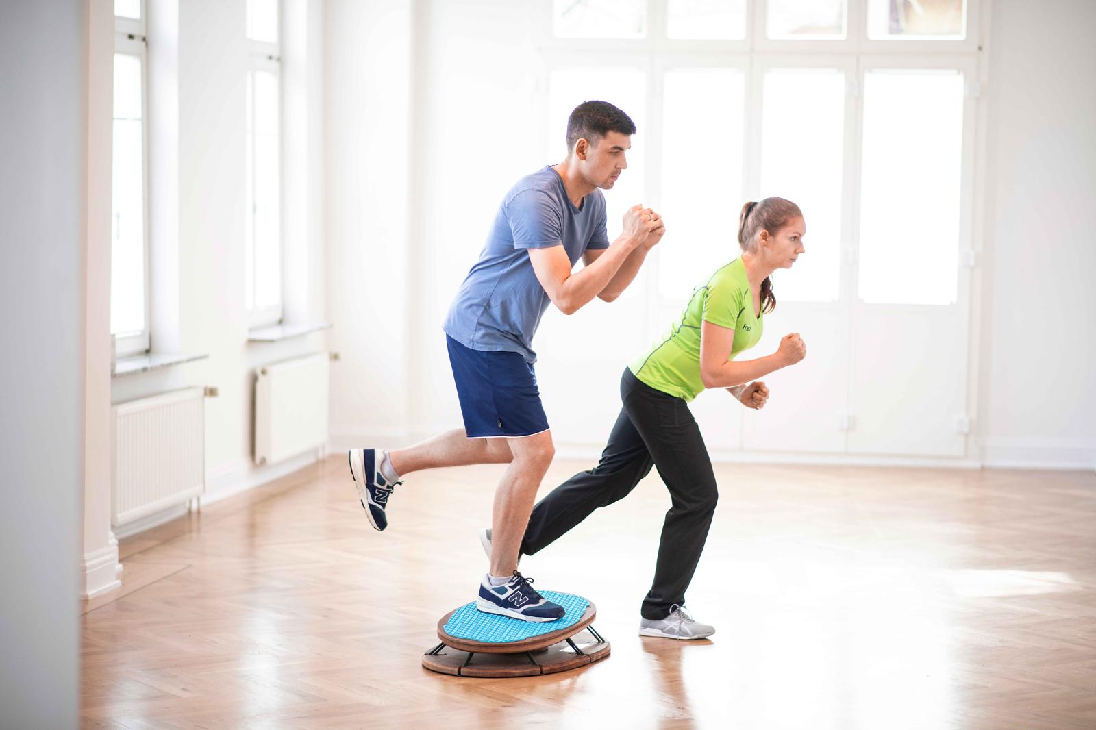 Aktiv zurück in die Bewegung: Bei sanmova werden Therapie und gezieltes Training sinnvoll verbunden – persönlich begleitet, klar strukturiert und alltagsnah.