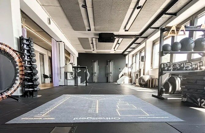 Hier wird Physiotherapie greifbar: In der großzügigen Trainingsfläche der Praxis lernen Patient:innen, Verantwortung für ihren Körper zu übernehmen – aktiv, begleitet und mit echtem Raum zur Veränderung.