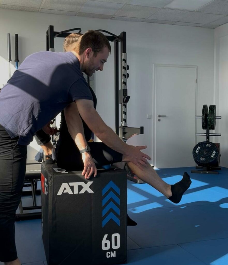 Gezielte Bewegung als Teil der Therapie: In der Praxis Osteopathie Blau Brüggen zeigt Marek Blau, wie funktionelles Training Beschwerden langfristig positiv beeinflussen kann – aktiv, individuell und mit voller Aufmerksamkeit für den Menschen. © Osteopathie Blau